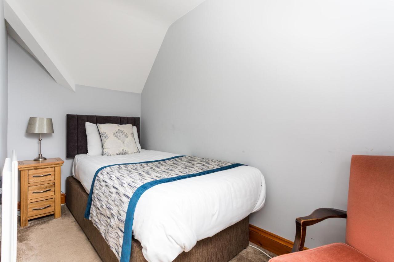 The Lawn Guest House Gatwick Horley Exterior photo
