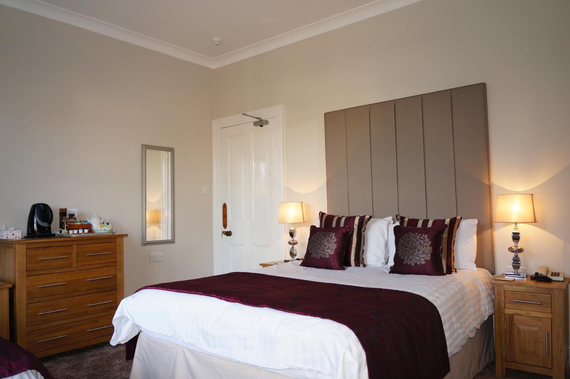 The Lawn Guest House Gatwick Horley Exterior photo