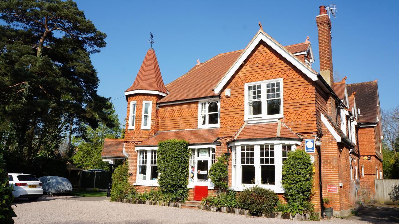 The Lawn Guest House Gatwick Horley Exterior photo