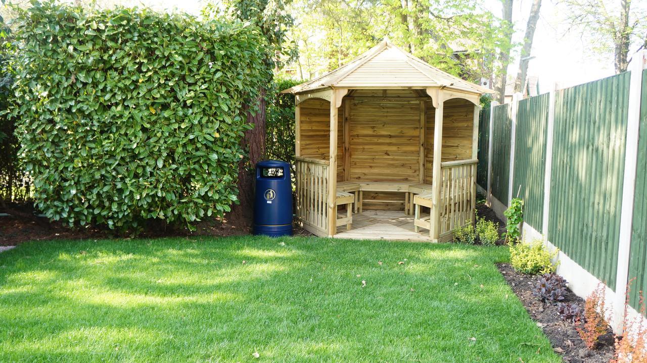 The Lawn Guest House Gatwick Horley Exterior photo