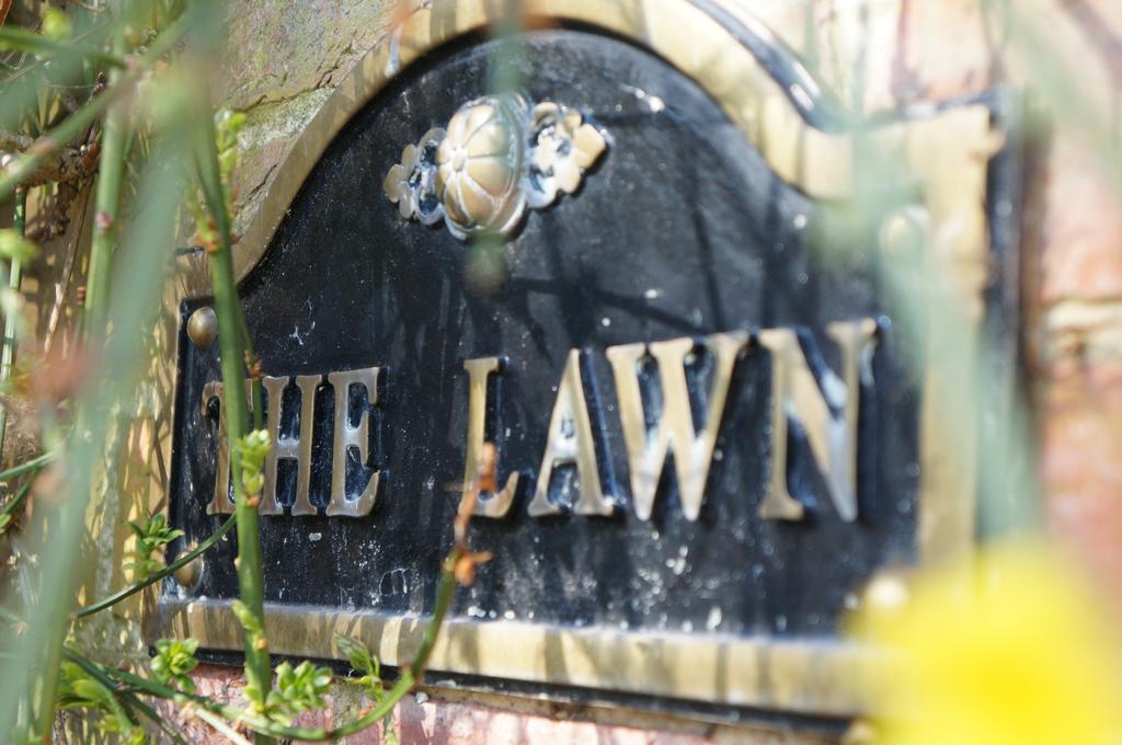 The Lawn Guest House Gatwick Horley Exterior photo