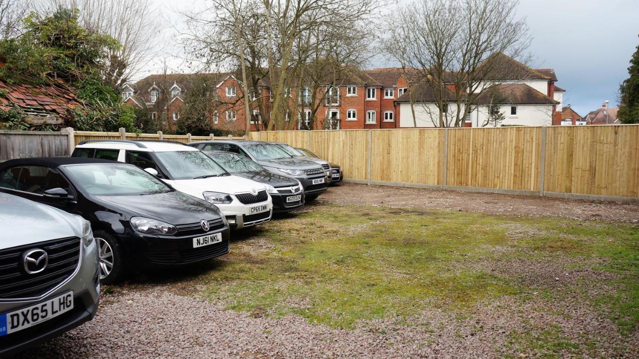 The Lawn Guest House Gatwick Horley Exterior photo