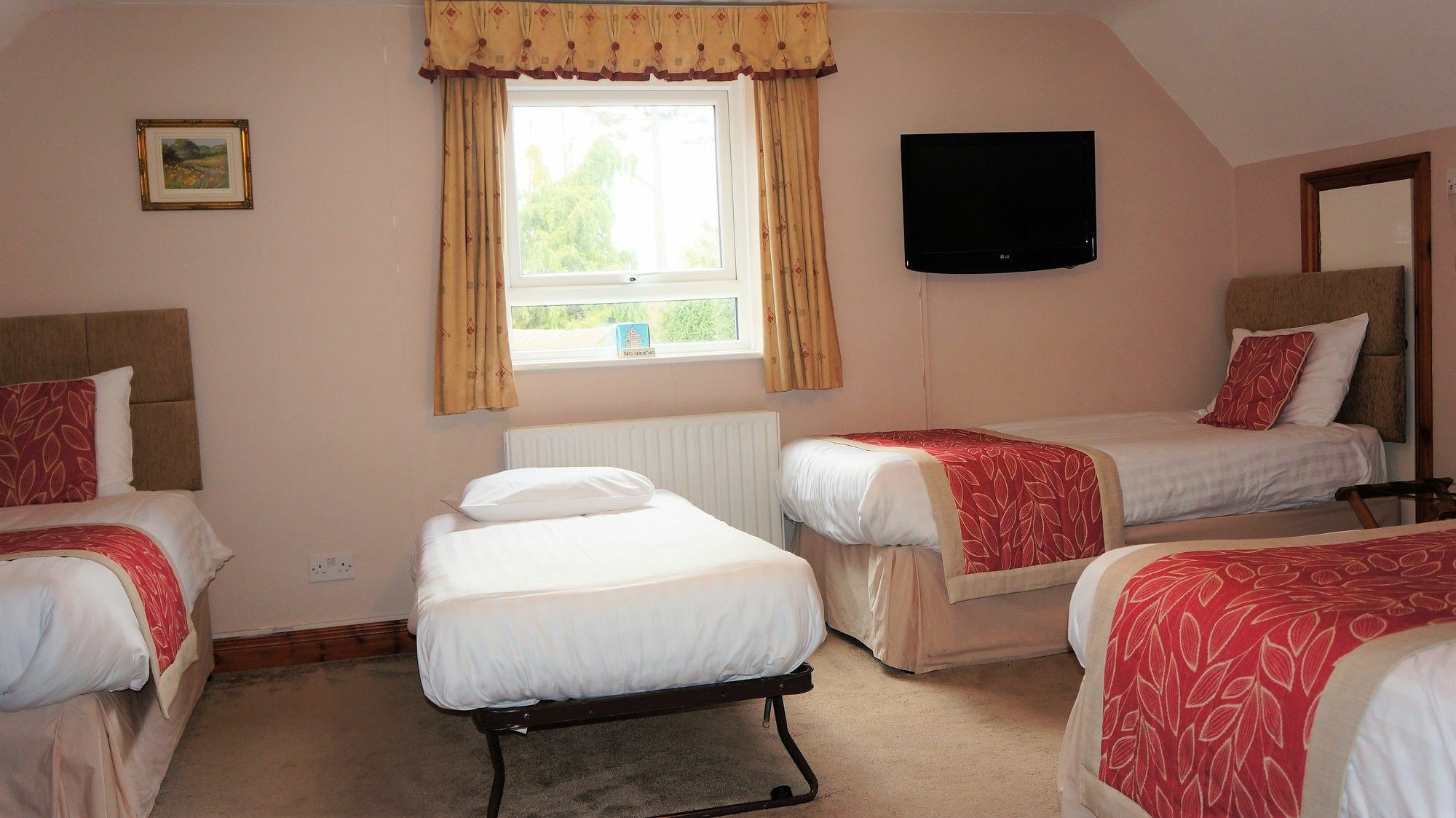 The Lawn Guest House Gatwick Horley Exterior photo