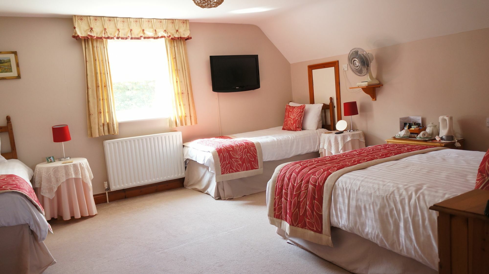 The Lawn Guest House Gatwick Horley Exterior photo